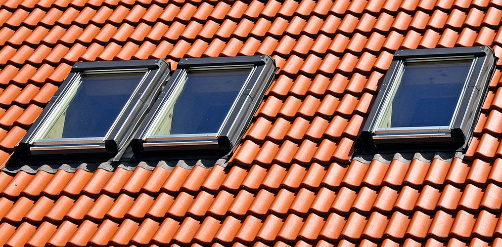 Ausgebautes Dachgeschoss mit großem Dachfenster und Tageslicht