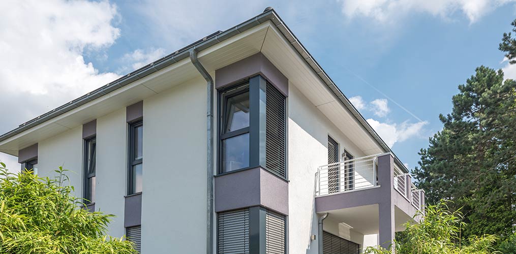 Modernes Wohnhaus mit flach geneigtem Dach und Metallverwahrung