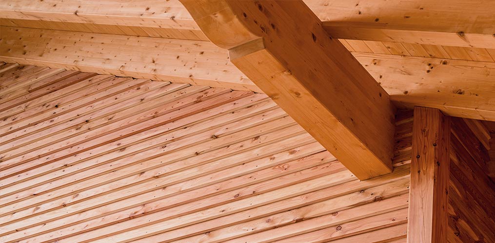 Holzkonstruktion einer Terrassenüberdachung